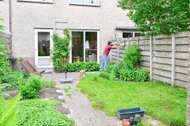 Huurster werkt in groene tuin